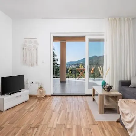 Ferienwohnung ,, Bella “in Poljane mit Pool דירה *