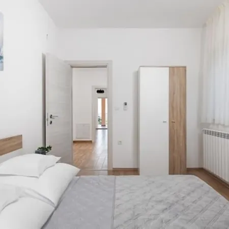 דירה Ferienwohnung ,, Bella “in Poljane mit Pool *