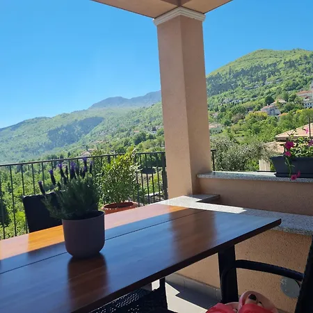 Ferienwohnung ,, Bella “in Poljane mit Pool דירה