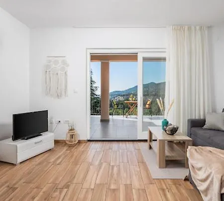 ,, Bella “in Poljane Mit Pool Apartman *