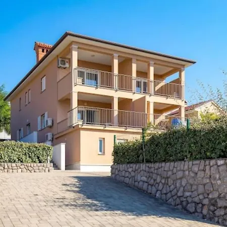 ,, Bella “in Poljane Mit Pool Apartman *