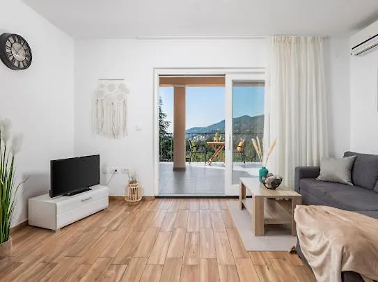 Ferienwohnung ,, Bella “In Poljane Mit Pool Daire *